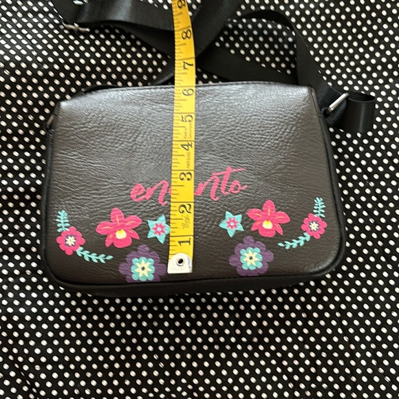 New without tags. Super adorable Encanto crossbody bag - Picture 4 of 8